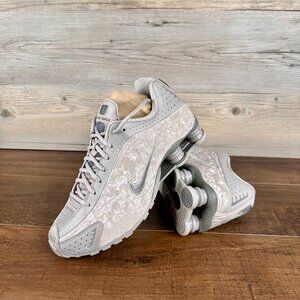 Nike Shox R4 Womens Size 8.5 College Grey Flat Pewter Floral HV0934 001